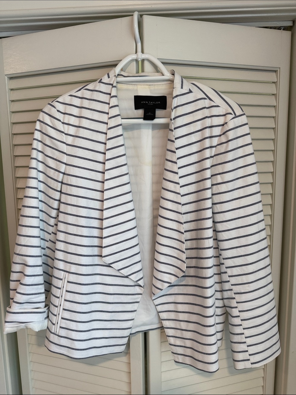 Ann Taylor Factory White and Navy Striped Open Drape Blazer